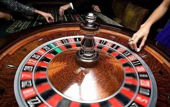 Dealer Live Casino profesional di sakti788 dengan pemain